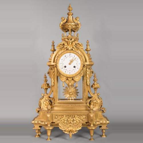 Pendule de style Louis XVI, en bronze doré