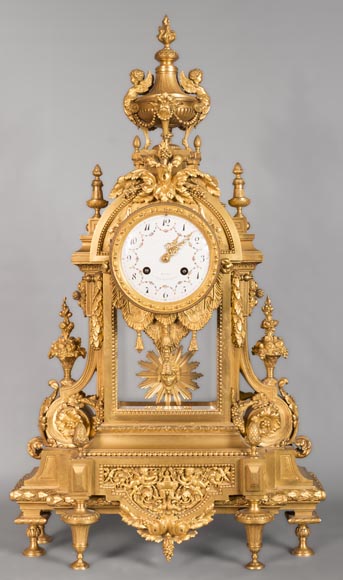 Pendule de style Louis XVI, en bronze doré-0