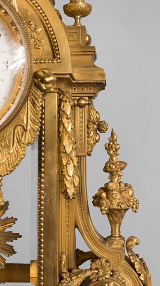 Pendule de style Louis XVI, en bronze doré-5