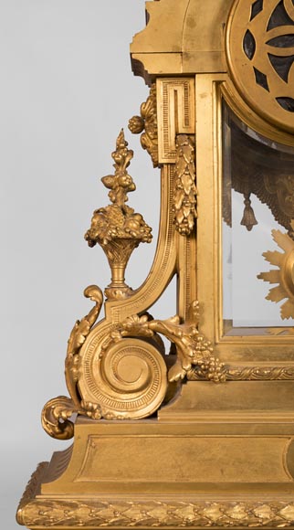Pendule de style Louis XVI, en bronze doré-7