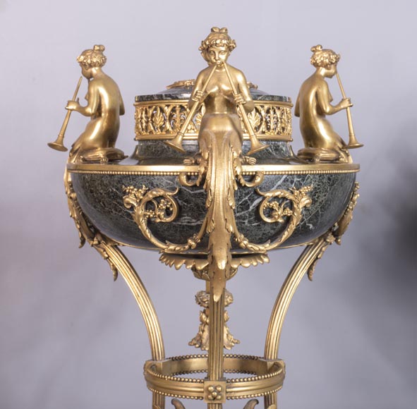 Paire de cassolettes aux souffleurs et aux griffons, de style Napoléon III, en marbre Vert de Mer, Jaune de Sienne et bronze doré-1