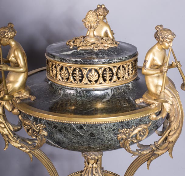 Paire de cassolettes aux souffleurs et aux griffons, de style Napoléon III, en marbre Vert de Mer, Jaune de Sienne et bronze doré-3