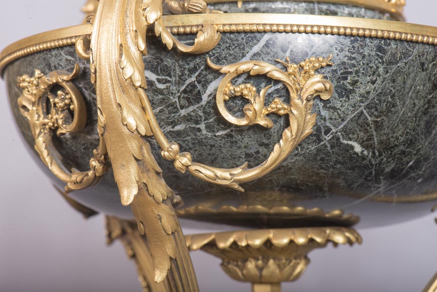 Paire de cassolettes aux souffleurs et aux griffons, de style Napoléon III, en marbre Vert de Mer, Jaune de Sienne et bronze doré-5