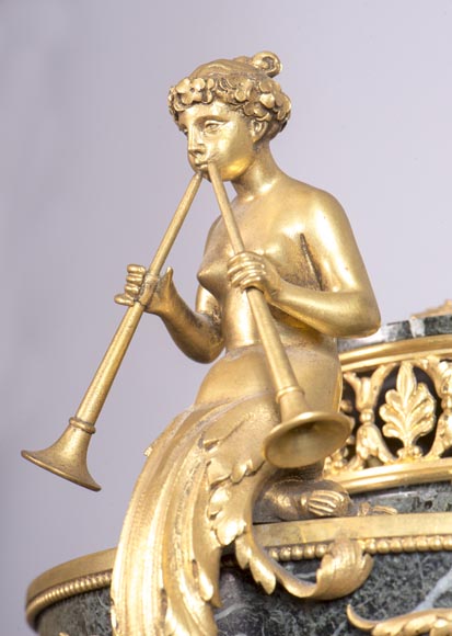 Paire de cassolettes aux souffleurs et aux griffons, de style Napoléon III, en marbre Vert de Mer, Jaune de Sienne et bronze doré-6