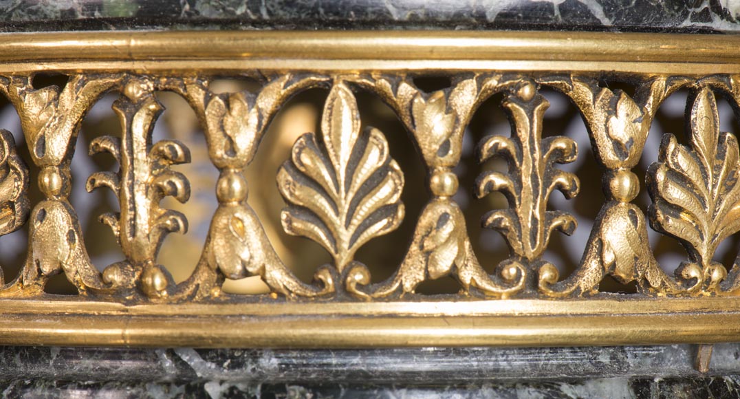 Paire de cassolettes aux souffleurs et aux griffons, de style Napoléon III, en marbre Vert de Mer, Jaune de Sienne et bronze doré-7