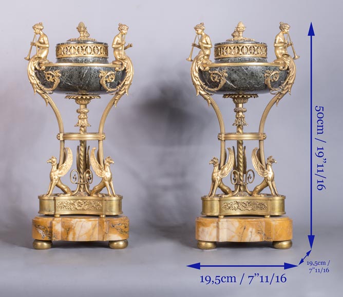 Paire de cassolettes aux souffleurs et aux griffons, de style Napoléon III, en marbre Vert de Mer, Jaune de Sienne et bronze doré-10