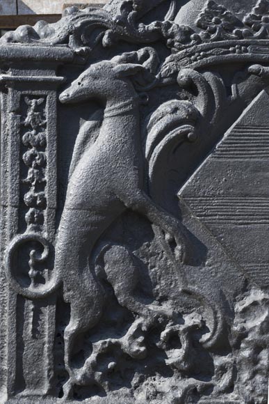 Belle plaque de cheminée ancienne aux armes de Pénancoët de Kéroualle-1