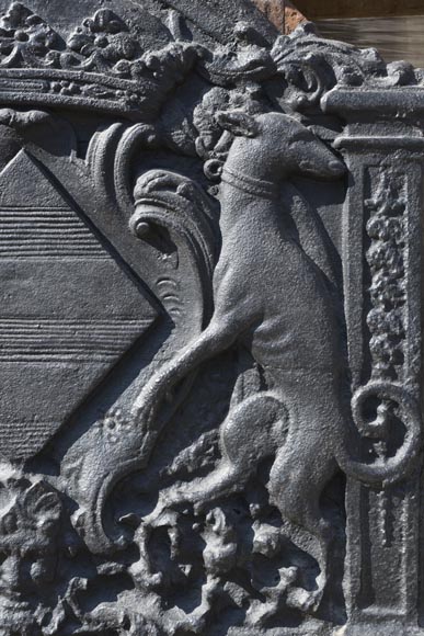 Belle plaque de cheminée ancienne aux armes de Pénancoët de Kéroualle-2