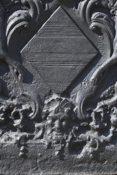 Belle plaque de cheminée ancienne aux armes de Pénancoët de Kéroualle-5