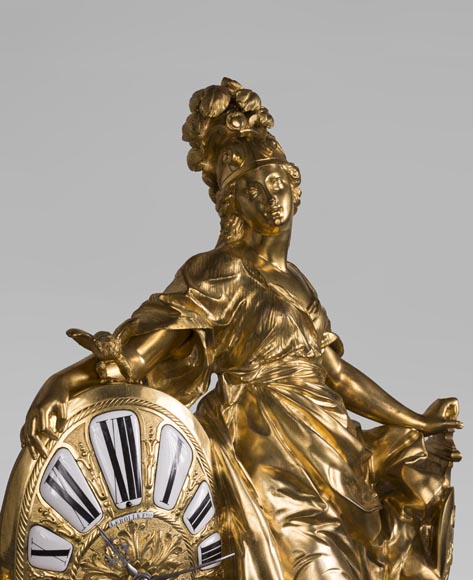 Importante pendule en bronze doré, signée LEROLLE Frères Paris, figurant Cérès aux pieds de Minerve présentant son bouclier-1
