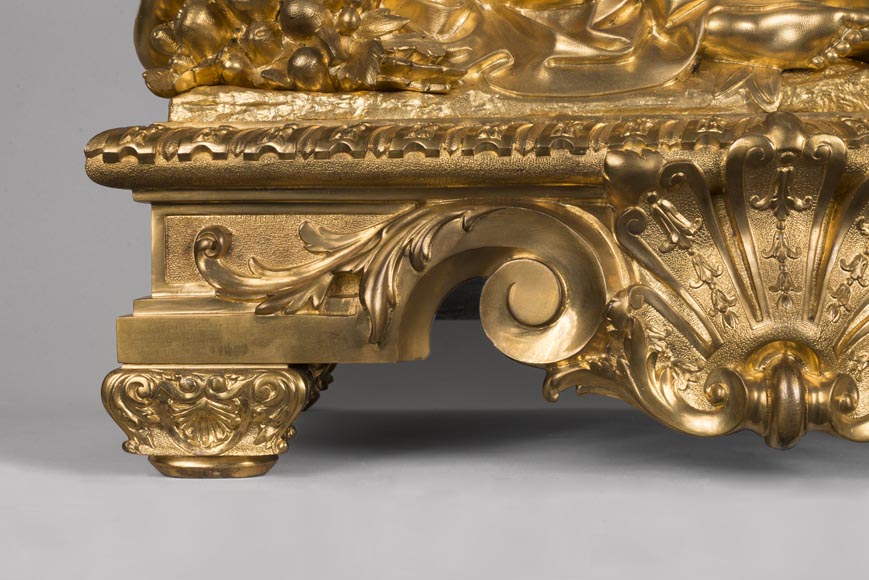 Importante pendule en bronze doré, signée LEROLLE Frères Paris, figurant Cérès aux pieds de Minerve présentant son bouclier-10