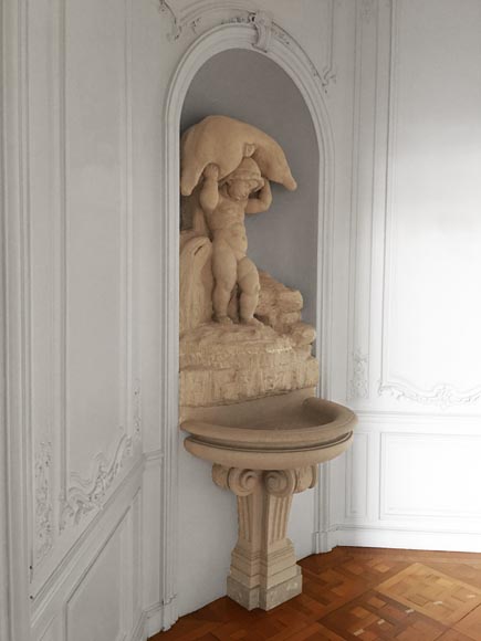 Belle fontaine d’intérieur néoclassique en pierre représentant Hercules enfant-3