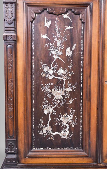 Bas d'armoire japonisant à décor d'oiseaux et de papillons en nacre-3