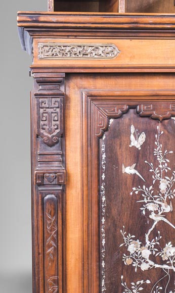 Bas d'armoire japonisant à décor d'oiseaux et de papillons en nacre-4