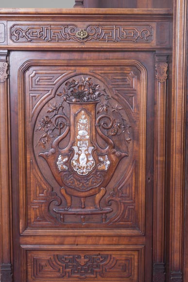 Gabriel VIARDOT (attribué à) - Armoire asymétrique à riche décor gravé et sculpté d'inspiration extrême orientale-6