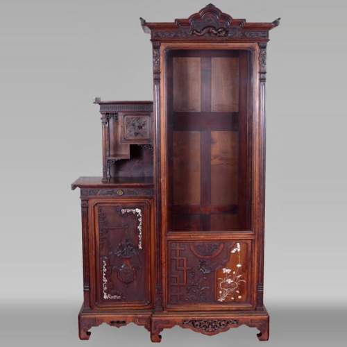 Petite armoire japonisante asymétrique à décor de vase fleuri suspendu et incrustations de nacre