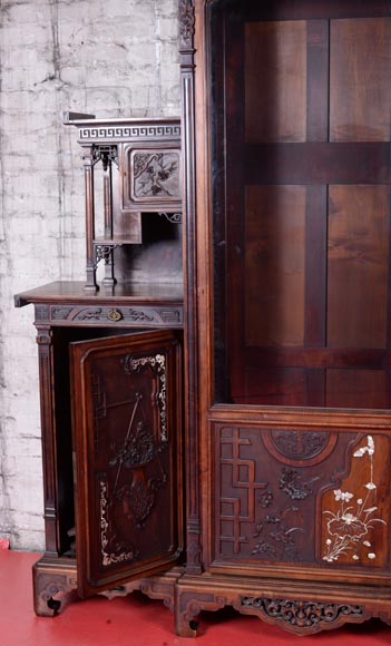 Petite armoire japonisante asymétrique à décor de vase fleuri suspendu et incrustations de nacre-2