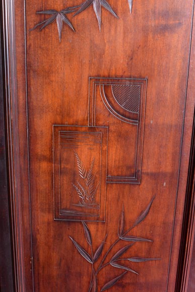 Gabriel VIARDOT (attribué à) - Armoire asymétrique à riche décor gravé et sculpté d'inspiration extrême orientale-3