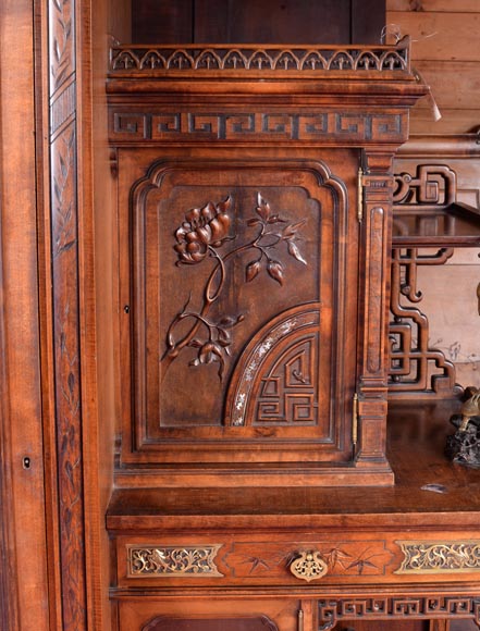 Gabriel VIARDOT (attribué à) - Armoire asymétrique à riche décor gravé et sculpté d'inspiration extrême orientale-6