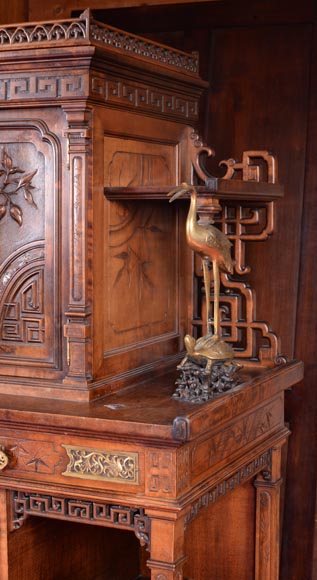 Gabriel VIARDOT (attribué à) - Armoire asymétrique à riche décor gravé et sculpté d'inspiration extrême orientale-7