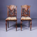 Paire de chaises japonisantes à dossiers en forme d'éventails