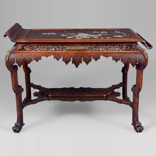 Gabriel Viardot (attribuée à), Table japonisante avec marqueterie d'oiseau en os, vers 1870-1880