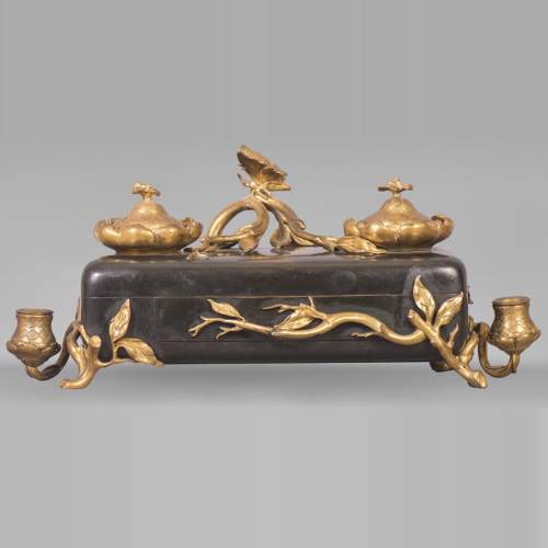Frédéric-Eugène PIAT (modèle de) pour Maison Perrot (bronzier) - Elégant encrier japonisant à décor de papillon