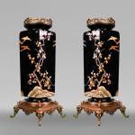 BACCARAT, Paire de vases au décor japonisant d’arbres en fleur et d’oiseaux, vers 1880