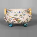 Beau cache-pot chinoisant ancien en faïence à décor d'oiseaux