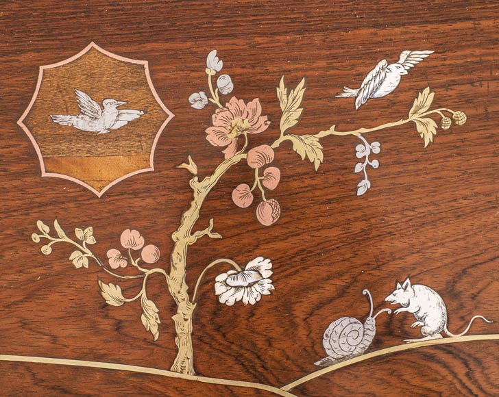 Suite de quatre tables gigognes japonisantes à décor en marqueterie de métal-7