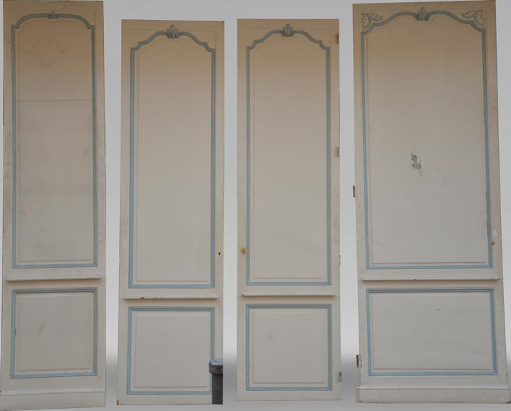 Eléments de boiserie de style Louis XV blanc et bleu pastel-1