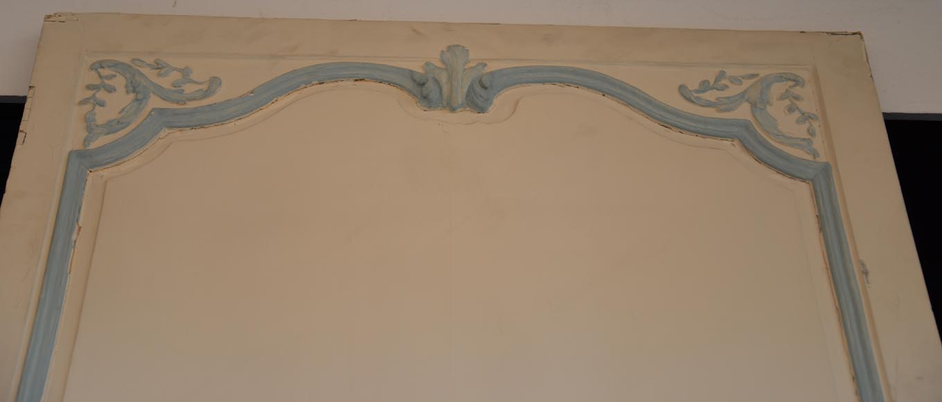 Eléments de boiserie de style Louis XV blanc et bleu pastel-6