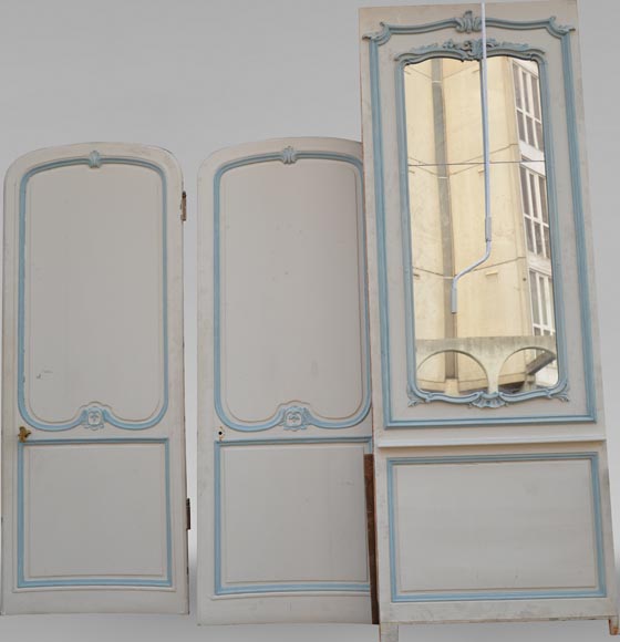 Eléments de boiserie de style Louis XV blanc et bleu pastel-7