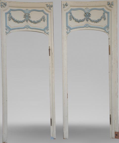 Eléments de boiserie de style Louis XV blanc et bleu pastel-8