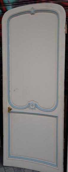 Eléments de boiserie de style Louis XV blanc et bleu pastel-9