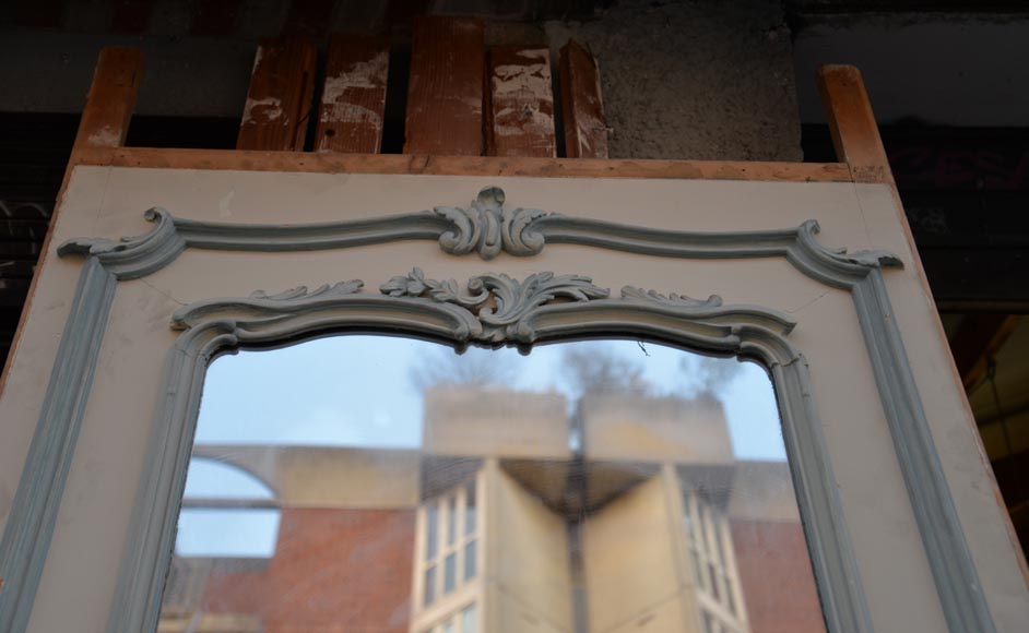 Eléments de boiserie de style Louis XV blanc et bleu pastel-10