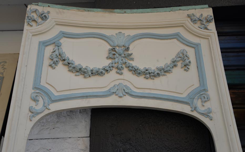 Eléments de boiserie de style Louis XV blanc et bleu pastel-12