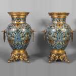 Très belle paire de vases en émail cloisonné de style Orientaliste à têtes d'éléphants d'après Edouard Lièvre