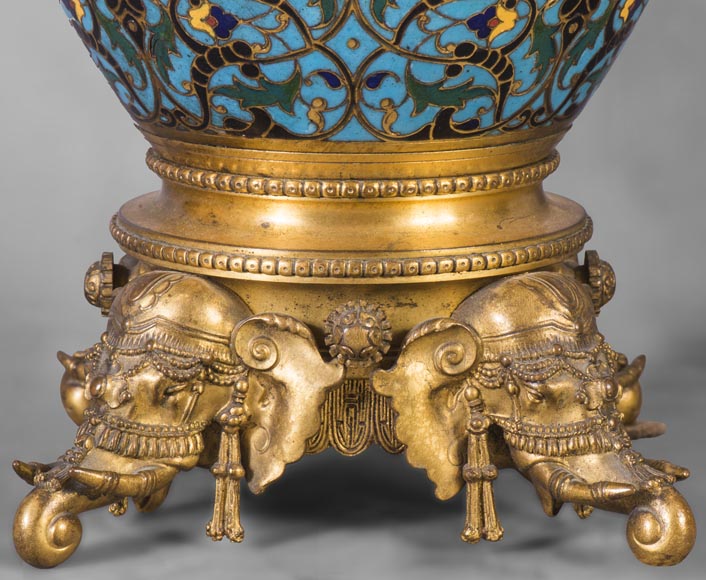 Très belle paire de vases en émail cloisonné de style Orientaliste à têtes d'éléphants d'après Edouard Lièvre-2