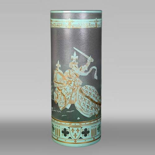 Cristallerie BACCARAT (d'après), grand vase rouleau en verre doublé vert sur blanc à décor de cavaliers fleurdelisés