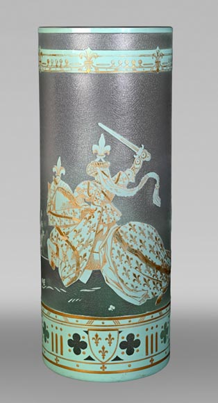 Cristallerie BACCARAT (d'après), grand vase rouleau en verre doublé vert sur blanc à décor de cavaliers fleurdelisés-0
