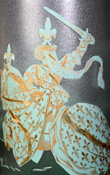 Cristallerie BACCARAT (d'après), grand vase rouleau en verre doublé vert sur blanc à décor de cavaliers fleurdelisés-1