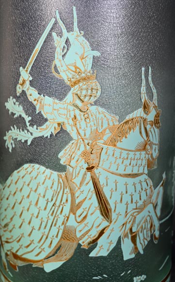 Cristallerie BACCARAT (d'après), grand vase rouleau en verre doublé vert sur blanc à décor de cavaliers fleurdelisés-3