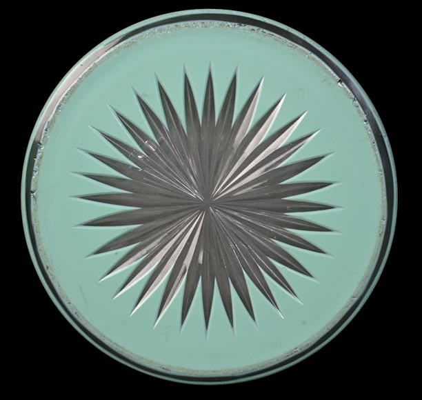 Cristallerie BACCARAT (d'après), grand vase rouleau en verre doublé vert sur blanc à décor de cavaliers fleurdelisés-5