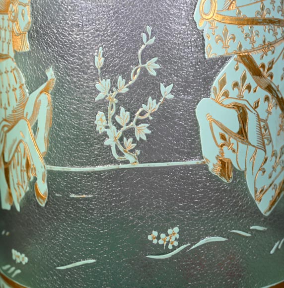 Cristallerie BACCARAT (d'après), grand vase rouleau en verre doublé vert sur blanc à décor de cavaliers fleurdelisés-6