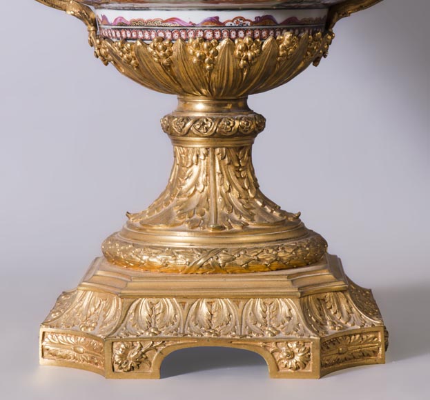 Coupe en porcelaine de Canton avec très belle monture en bronze doré, XIXe siècle-3