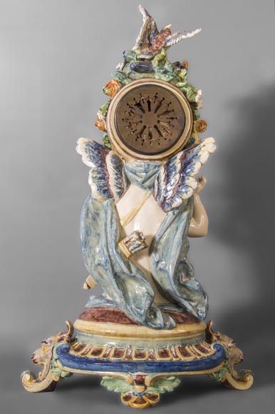 Pendule en faïence polychrome, à décor de Cupidon soutenant le cadran-8