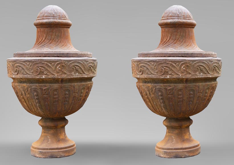 Paire de vases couverts d'époque Louis XVI, en fonte-0