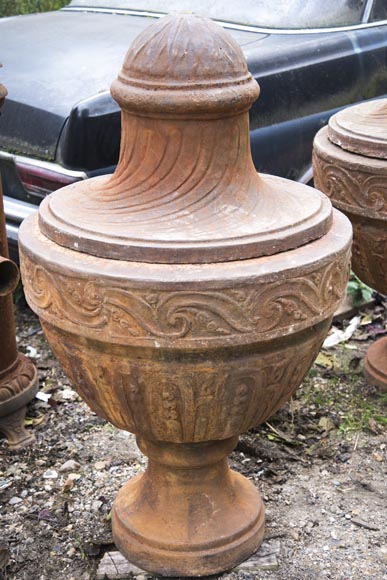 Paire de vases couverts d'époque Louis XVI, en fonte-1
