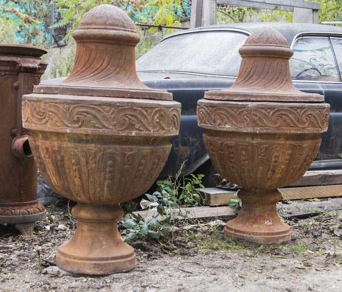 Paire de vases couverts d'époque Louis XVI, en fonte-2